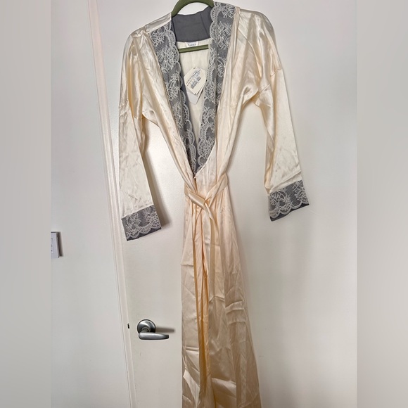 New LA PERLA SILK Elegant Cream and Gray Lace Trim Robe - Picture 2 of 12